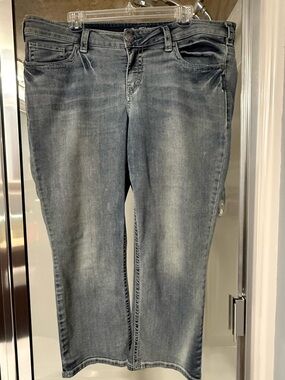 Silver Jeans Women's Straight Leg Capri Jeans in Faded Blue-Grey Wash